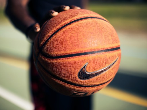 Obraz dłoni trzymającej piłkę do koszykówki