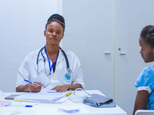 Γιατρός στην Αγκόλα