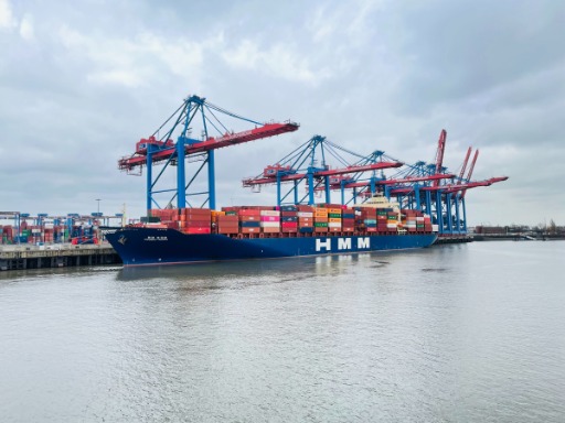 Navio porta-contentores no porto de Roterdão.