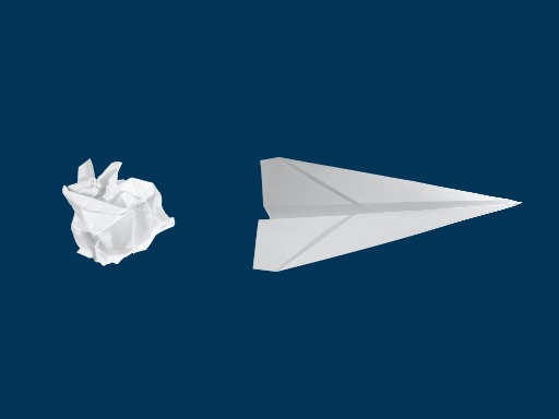 Representação de um pedaço de papel amachucado ao lado de um avião de papel dobrado